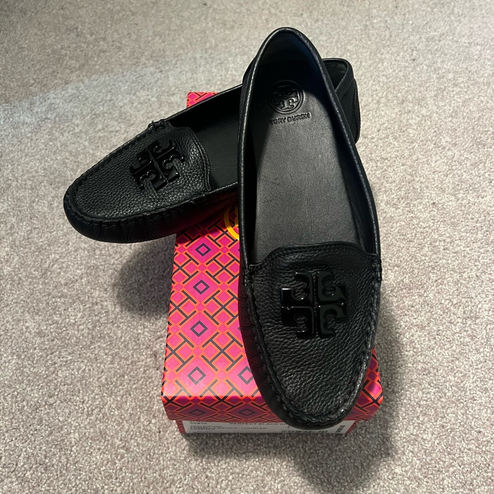 Tory Burch Lowell2Driver Tumbled Black Leather Loafer with Logo, Size 8